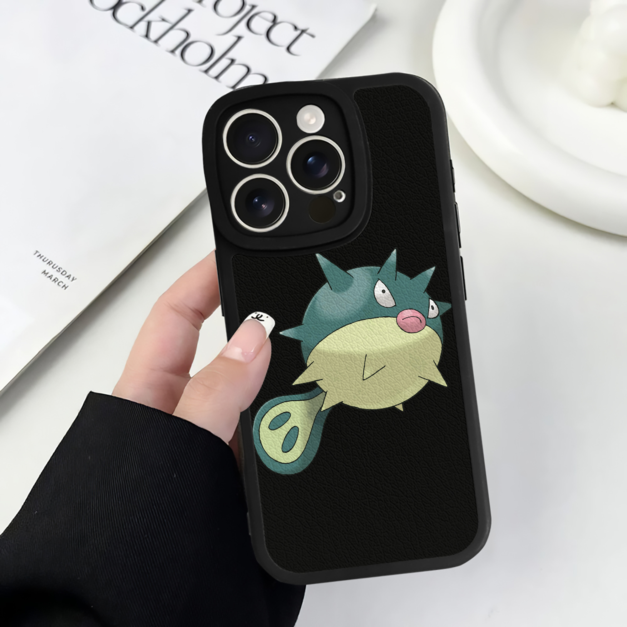 （画像用） ポケットモンスター Pokémon 【iPhone 16シリーズ対応】シリコンスマホケース（レザー調） 材質：シリコン